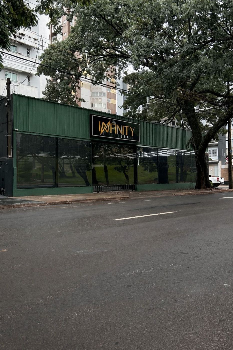 Fachada verde da Infinity Detail na Av. Duque de Caxias